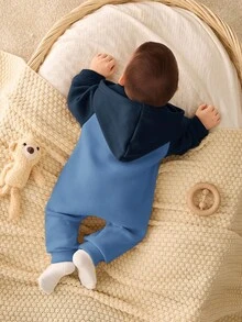 SHEIN Neugeborenes Baby Unisex süßes Bären Muster gestrickter verdickter Kapuzen-Romper, Herbst/Winter