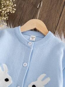 SHEIN Vintaside Kids 这款少女休闲可爱的蓝色连衣裙,饰有兔子图案和蝴蝶结装饰,包含一件针织开衫和一条针织阔腿裤。柔软舒适,适合日常生活、旅行、度假、居家、幼儿园、开学、聚会等各种场合,是秋冬季节的百搭单品,长袖长裤款式,也适合春冬季节穿着,是节日女孩的理想选择。 - 淺藍色 - 查看 9