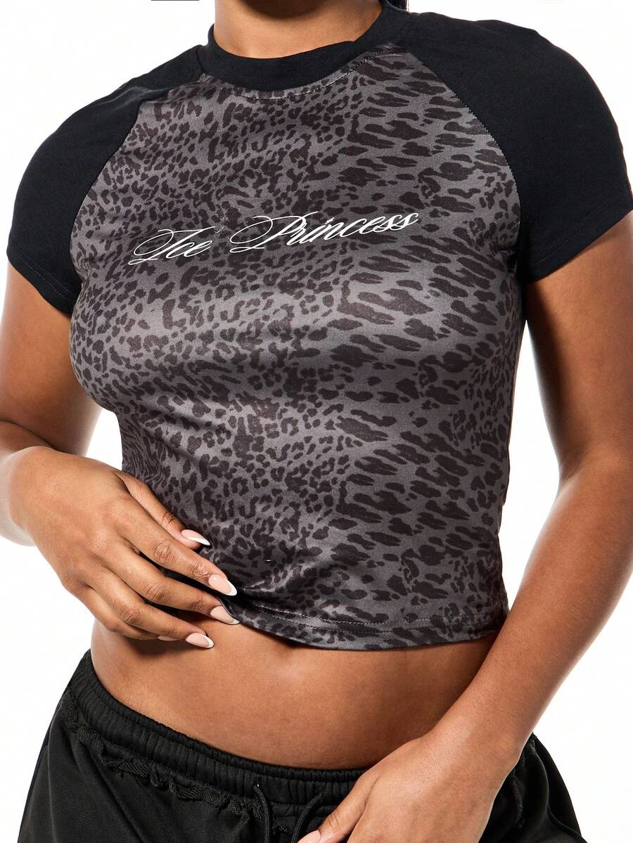 SUMWON WOMEN Camiseta de bebé con estampado de leopardo y mangas raglán, con top corto de manga corta con logotipo de texto - Multicolor - Ver 1