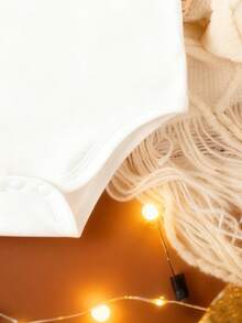 女婴时尚简约2026新年标语黑金字母印花白色短袖连体衣，适合新年宝宝穿着，新年服装，婴儿连体衣，中性婴儿服装 - 白色 - 查看 3