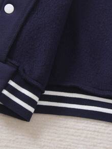 SHEIN Playful Pals 男婴棒球夹克裤套装（2件套），海军蓝针织纹理保暖内衬开襟棒球领插肩袖夹克，印有国王图案并绣有字母K，搭配白色针织条纹弹力腰休闲裤，适合假日、圣诞节等场合，是男婴必备的棒球运动服套装，包括男婴棒球夹克套装、男婴棒球服和男婴棒球夹克套装。