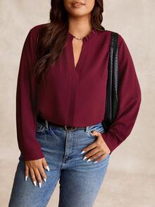 EMERY ROSE 大码女式 V 领荷叶边假门襟长袖休闲衬衫，适合工作、外出、聚会和约会 - 酒紅色 - 查看 4