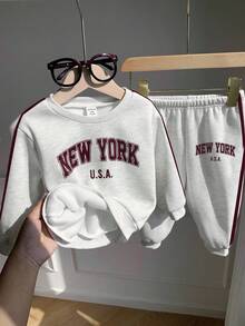 SHEIN 2pcs/Set Kids Young Boy Letter Print Sweatshirt And Sweatpants Set Y2k Rave Vacation Holiday Festival Halloween Christmas Fall Winter Casual Cozy New York Outfit Y2k Rave Vacation Holiday Festival Halloween Christmas Fall Winter Casual Cozy Kids Jogger Sets Children Sweatshirt Set Boys Autumn Winter Casual Two Piece Set New York Outfits Kids Boys Sweatshirt Suit