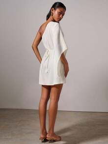 COSMINA Vestido corto de mujer con cuello asimétrico elegante, hebilla de metal, drapeado ajustable y cintura con lazo, versátil para ir a la oficina o para uso diario, apto para todas las estaciones - Blanco - Ver 2