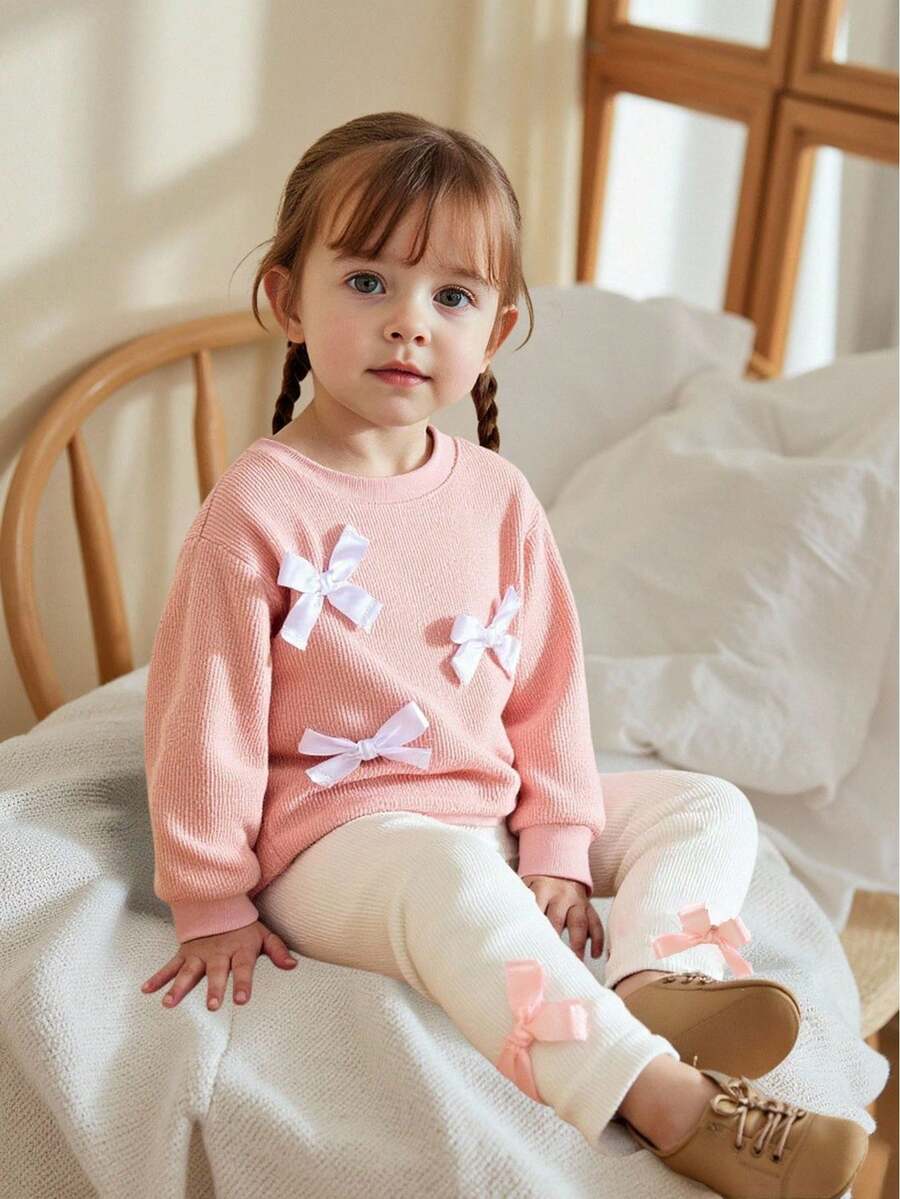 SHEIN Vintaside Kids 2 件套女婴休闲百搭舒适可爱针织面料蝴蝶结装饰圆领宽松套头衫和修身裤子套装,适合室内和室外,性价比高 - 彩色 - 查看 1