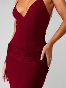 MISSGUIDED Maxikleid mit tiefem V-Ausschnitt, Spitzenüberlagerung und dünnen Trägern für festliche Anlässe wie Weihnachten - Bordeaux - Übersicht 3