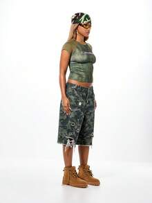 SUMWON WOMEN 金属孔眼和毛边破洞迷彩牛仔短裤，适合夏季节日街头服饰 - 軍綠色 - 查看 5