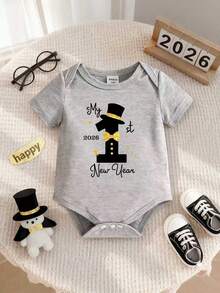 Pelele de punto con estampado de letras del Año Nuevo 2026 de manga corta y cuello redondo para bebé recién nacido niño/niña unisex de 3M-12M, ropa infantil, pelele para bebé e infante, pelele para niño, minimalista casual, pelele gráfico, para ir y venir, vacaciones, fiesta de Año Nuevo, apto para primavera/verano, 3M-24M
