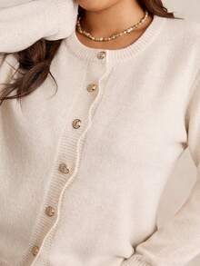 Nubod 大码休闲纯色金色纽扣波浪领长袖开衫 - 杏色 - 查看 4