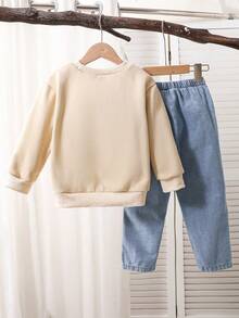 Genkimix Kids 2 件套年轻男孩休闲时尚杏色运动衫，带压花英文文字和松紧腰牛仔裤套装，适合休闲和通勤，适合幼儿男孩秋冬户外活动 - 杏色 - 查看 2