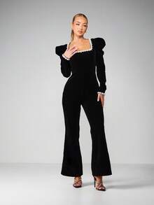 MISSGUIDED Mono de terciopelo elegante con mangas abullonadas y detalles de adorno de perlas para eventos de noche - Negro - Ver 1