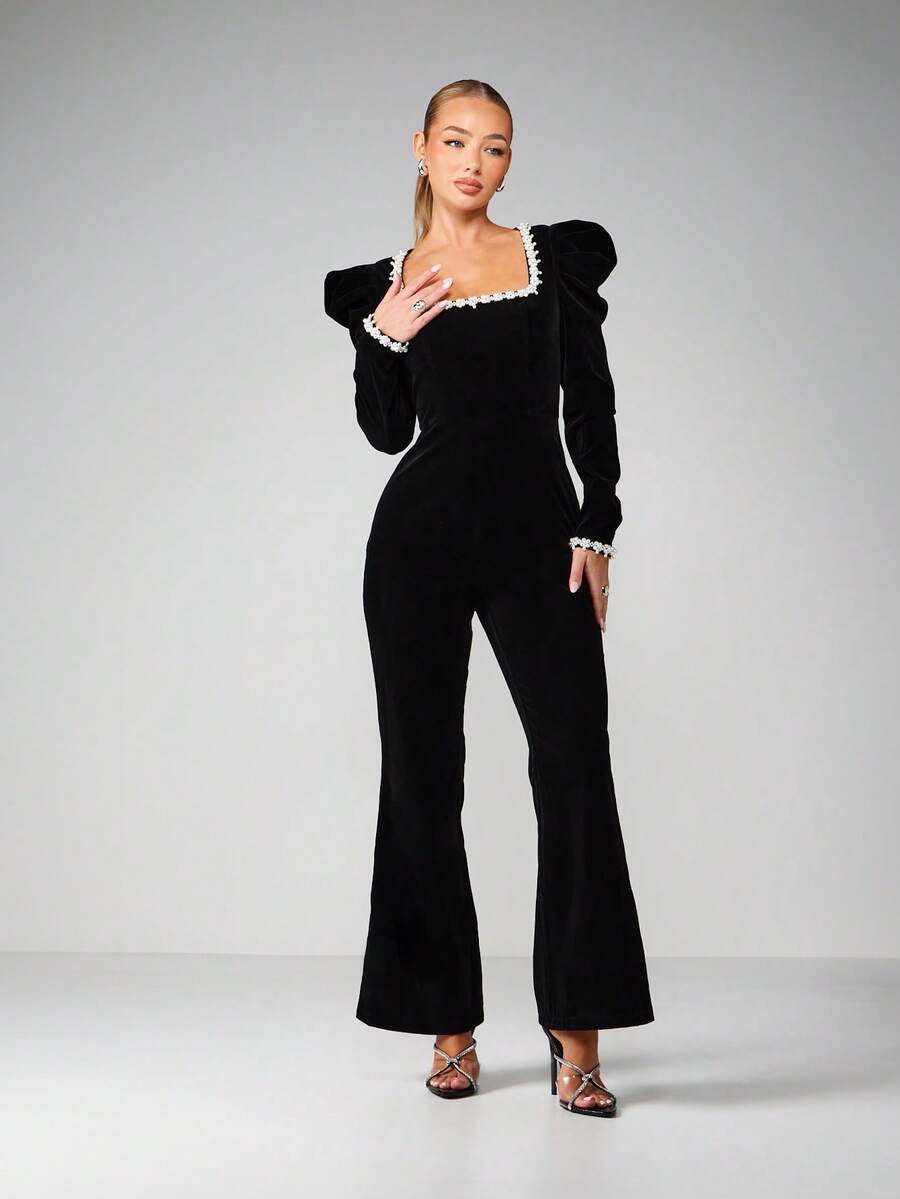 MISSGUIDED Mono de terciopelo elegante con mangas abullonadas y detalles de adorno de perlas para eventos de noche - Negro - Ver 1
