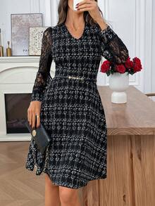 EMERY ROSE Váy ngắn thanh lịch cổ chữ V ren tương phản dành cho nữ - màu đen - Xem 3