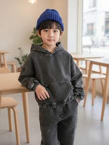男童牛仔套装！连帽牛仔卫衣，简约而不失个性，内衬保暖，实用胸袋设计，方便叠穿。搭配同款牛仔裤，裤脚毛边细节，尽显个性。灰色梭织牛仔面料，百搭实用，无论是休闲外出还是上学穿着，都能让您的孩子脱颖而出！全新秋季系列 - 灰色 - 查看 1