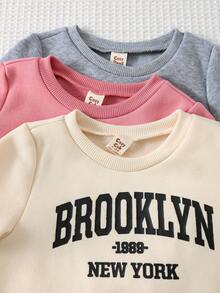Cozy Pixies Bộ 6 áo nỉ cổ tròn tay dài họa tiết chữ cái cổ điển cho bé gái kèm quần jogger cạp chun - Hồng - Xem 3