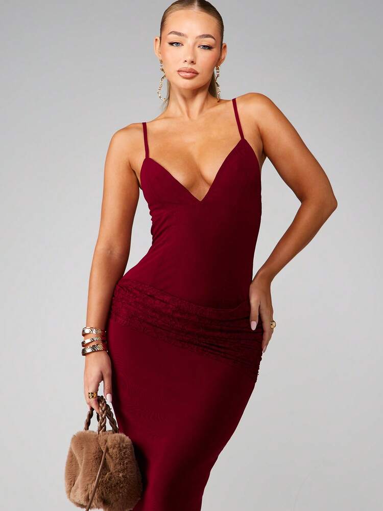 MISSGUIDED Abito lungo con scollo a V profondo, con sovrapposizione di pizzo e sottili spalline, adatto per occasioni serali e formali come il Natale