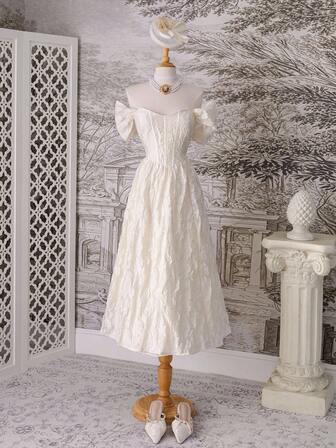 SHEIN MOD Robe longue à manches papillon et épaules dénudées avec taille cintrée, en tissu texturé à découpe laser, robe blanche cassée aux épaules dénudées, robe blanche gaufrée, robe fluide, robe de demoiselle d'honneur, tenues élégantes pour femmes, robes d'anniversaire pour femmes