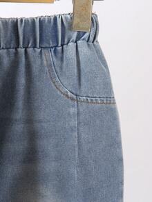 SHEIN 4-7 岁男童两件套服装，采用纹理针织圆领运动衫和仿口袋牛仔裤，休闲简约设计，适合上学、旅行、节日派对和日常穿着 - 黑色 - 查看 4