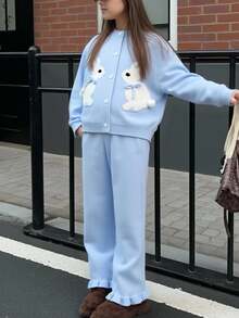 SHEIN Vintaside Kids 这款少女休闲可爱的蓝色连衣裙,饰有兔子图案和蝴蝶结装饰,包含一件针织开衫和一条针织阔腿裤。柔软舒适,适合日常生活、旅行、度假、居家、幼儿园、开学、聚会等各种场合,是秋冬季节的百搭单品,长袖长裤款式,也适合春冬季节穿着,是节日女孩的理想选择。 - 淺藍色 - 查看 5