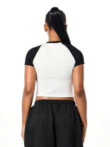 SUMWON WOMEN Áo thun tay ngắn Raglan cho bé có in hình họa tiết cảnh báo - Đen và trắng - Xem 2