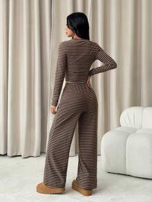 SHEIN PETITE 女士休闲家居睡衣套装，包括条纹圆领长袖 T 恤和宽松条纹直筒裤，适合日常穿着、运动、秋冬、返校服棕色条纹两件套 - 咖啡棕 - 查看 3