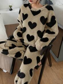 SHEIN 女士可爱爱心图案加厚绒毛睡衣套装，长袖上衣和裤子，秋冬爱心印花绒毛睡衣，毛茸茸的爱心睡衣，舒适爱心绒毛睡衣套装 - 彩色 - 查看 3