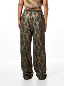 SUMWON WOMEN 女士宽松运动裤，迷彩印花，金属铆钉装饰，休闲街头风长裤 - 棕色 - 查看 2