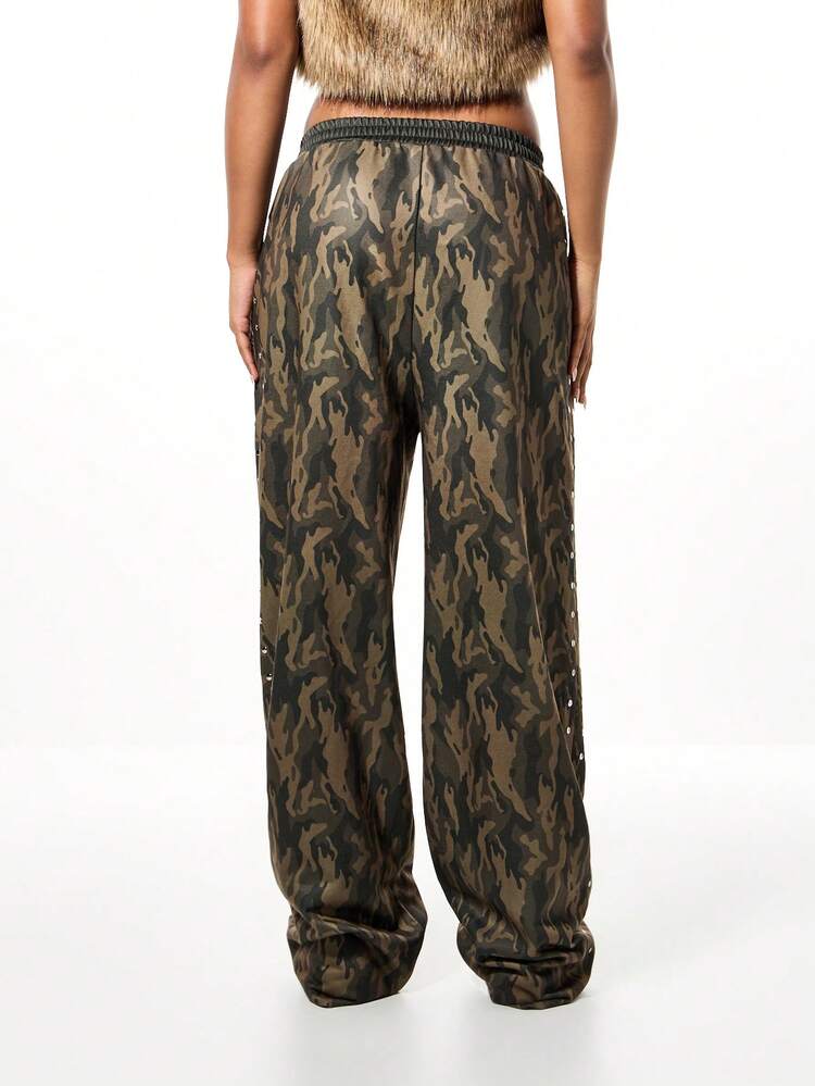 SUMWON Women Oversized Joggers With Camouflage Print And Metal Stud Details Casual Streetwear Pants