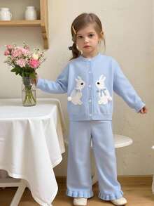 SHEIN Vintaside Kids 这款少女休闲可爱的蓝色连衣裙,饰有兔子图案和蝴蝶结装饰,包含一件针织开衫和一条针织阔腿裤。柔软舒适,适合日常生活、旅行、度假、居家、幼儿园、开学、聚会等各种场合,是秋冬季节的百搭单品,长袖长裤款式,也适合春冬季节穿着,是节日女孩的理想选择。 - 淺藍色 - 查看 4