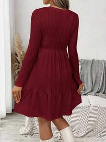 SHEIN Vestido casual de maternidad de unicolor con cuello redondo, manga larga, acanalado y volante en el bajo - Burdeos - Ver 2