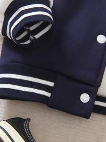 SHEIN Playful Pals 男婴棒球夹克裤套装（2件套），海军蓝针织纹理保暖内衬开襟棒球领插肩袖夹克，印有国王图案并绣有字母K，搭配白色针织条纹弹力腰休闲裤，适合假日、圣诞节等场合，是男婴必备的棒球运动服套装，包括男婴棒球夹克套装、男婴棒球服和男婴棒球夹克套装。