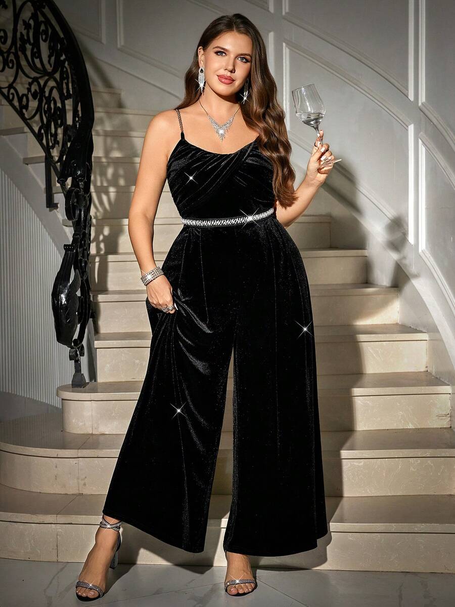 Gownix Modischer Party-Jumpsuit in Große Größen mit weitem Bein, schwarzer Träger-Jumpsuit, Samt-Träger-Jumpsuit, Taillendekoration mit Imitationsdiamant-Kette, Samt-Raffung, hochelastisches Material, große Dehnbarkeit, bequem, Weite-Bein-Jumpsuit, Party-Jumpsuit, Abendkleid, Neujahrsjumpsuit, Hochzeitskleid, Bankett-Gast 2025 Herbst und Winter neue Jumpsuits, Jumpsuits in Große Größen, Herbstbekleidung, Winterbekleidung