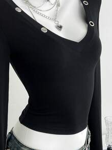 SHEIN Unity 黑色深 V 朋克复古金属环装饰修身长袖 T 恤女式秋冬简约百搭派对性感复古 Y2K 日常穿着 - 黑色 - 查看 5