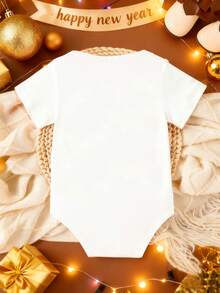 女婴时尚简约2026新年标语黑金字母印花白色短袖连体衣，适合新年宝宝穿着，新年服装，婴儿连体衣，中性婴儿服装 - 白色 - 查看 2