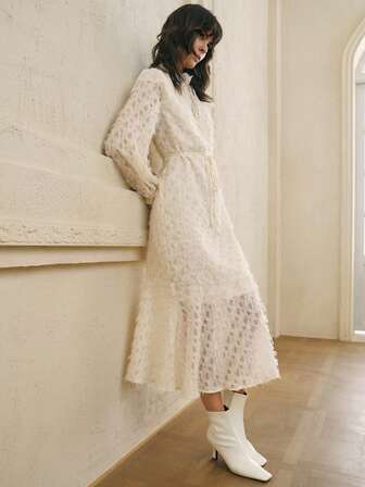 Cévolie Spetsklänning med lapptäcke, fluffig långärmad, beige