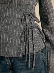 Poéselle Damtopp med rund halsringning och långärmad knytning framtill och grafiskt tryck - Marinblå - Visa 5