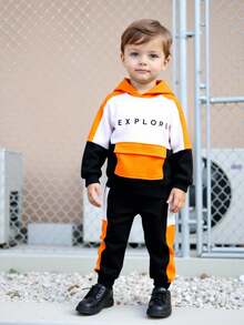 Bộ 2 áo hoodie kẻ sọc túi chữ dễ thương và cá tính cho bé trai, phù hợp mặc hàng ngày, đi học, đi chơi, chơi thể thao, mùa xuân và mùa thu. Cung cấp nhiều lựa chọn phù hợp cho bé trai, tăng thêm sự đa dạng trong cách kết hợp trang phục. Thiết kế tổng thể đơn giản và phóng khoáng, thoải mái và thời trang khi mặc. Bộ hoodie này sẽ mang đến cho bé trai cảm giác thoải mái và thể hiện phong cách giản dị, sang trọng. Bộ đồ trẻ em này sẽ trở thành một lựa chọn thiết thực và phong cách trong tủ đồ của bé trai. - Nhiều màu - Xem 5
