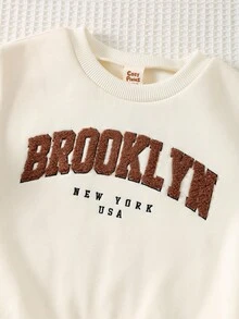 Cozy Pixies 2 件套男婴简约 3D 字母图案针织柔软圆领长袖连帽衫和松紧腰裤套装 - 棕色 - 查看 4