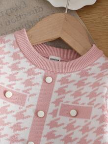 SHEIN 女婴优雅千鸟格开衫和针织裤套装，适合派对、外出和日常穿着，秋冬季保暖两件套，女婴春秋两件套冬季针织套装，女婴保暖套装，女婴毛衣两件套冬季针织套装，女婴针织两件套，秋冬季女婴毛衣两件套冬季针织套装。 - 粉色 - 查看 3