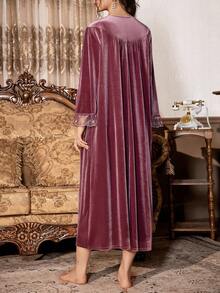 PalaceNights 复古宫廷风天鹅绒长款刺绣蕾丝拼接流苏V领长袖孕妇睡裙，冬季 - 紫色 - 查看 2