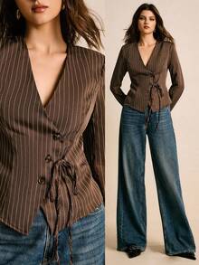 Poéselle 女士V领条纹裹身长袖休闲衬衫，棕色上衣，优雅女士衬衫，金色纽扣细节长袖V领上衣，细条纹衬衫，裹身式上衣，职业装核心款，低调奢华风格，简约职场装，女士条纹V领长袖褶裥不对称下摆衬衫，简约时尚，复古风格，适合日常穿着、外出、通勤、秋冬季 - 棕色 - 查看 3