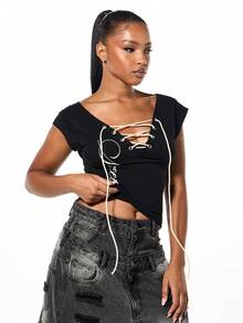 SUMWON WOMEN 带有图案印花和前部系带细节的系带短款上衣，适合节日和休闲穿着 - 黑色 - 查看 4