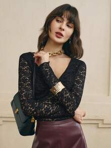 Cévolie Women's Autumn New French Lace Patchwork V-Neck Sexy Semi-Sheer Long Sleeve Fitted Base Layer T-Shirt - Black - View 4