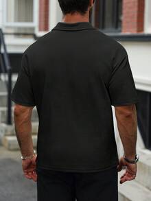 Manfinity CasualCool Manfinity 男士休閒 Polo 衫，黑色短袖，紋理布料，夏季純色通勤 Polo 衫，適合高爾夫球衫，拉鍊設計，正式款 - 黑色 - 查看 2