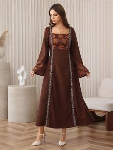 Al Najma Gaun Lengan Panjang Elegan dengan Hiasan Bordir Blok Warna Bertekstur Patchwork dan Aksen Applique di Pinggang, Cokelat Kopi, Musim Gugur/Dingin - Coklat - View 3