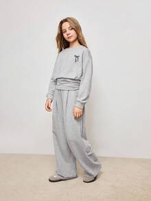 Conjunto de sudadera de cuello redondo de manga larga con bordado de lazo y pantalón de chándal para niña preadolescente - Gris Claro - Ver 3