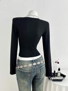 SHEIN Unity 黑色深 V 朋克复古金属环装饰修身长袖 T 恤女式秋冬简约百搭派对性感复古 Y2K 日常穿着 - 黑色 - 查看 2