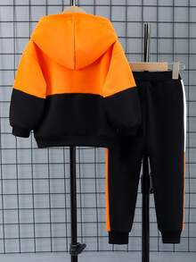 Bộ 2 áo hoodie kẻ sọc túi chữ dễ thương và cá tính cho bé trai, phù hợp mặc hàng ngày, đi học, đi chơi, chơi thể thao, mùa xuân và mùa thu. Cung cấp nhiều lựa chọn phù hợp cho bé trai, tăng thêm sự đa dạng trong cách kết hợp trang phục. Thiết kế tổng thể đơn giản và phóng khoáng, thoải mái và thời trang khi mặc. Bộ hoodie này sẽ mang đến cho bé trai cảm giác thoải mái và thể hiện phong cách giản dị, sang trọng. Bộ đồ trẻ em này sẽ trở thành một lựa chọn thiết thực và phong cách trong tủ đồ của bé trai. - Nhiều màu - Xem 2