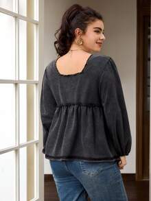 SHEIN Frenchy Kaos Lengan Panjang Kasual Wanita Ukuran Besar dengan Kerah Bulat dan Pinggang Berkerut, Motif Salju. - Hitam - View 2