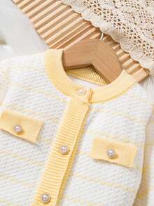 SHEIN Vintaside Kids 2件套女婴休闲可爱长袖条纹仿口袋针织开衫和裤子套装 - 黃色 - 查看 5